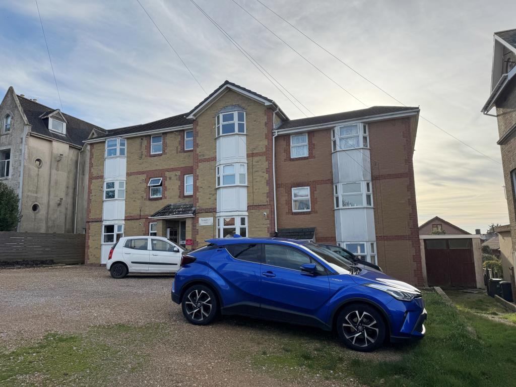Lot: 83 - TWO-BEDROOM FLAT WITH SEA VIEWS, GARDEN AND CAR PARKING FOR INVESTMENT OR OCCUPATION - View of the front of the block
